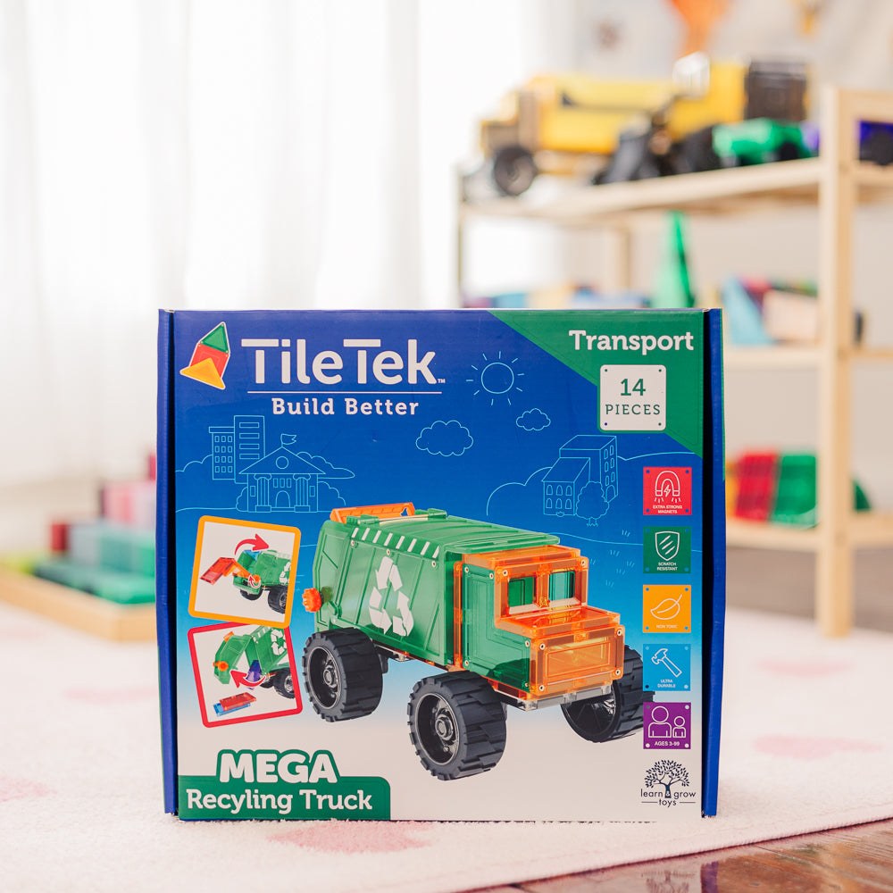 TileTek Mega Recycling Truck magnetisch speelgoed in doos, frontaanzicht op speelmat met houten speelgoedkast op achtergrond