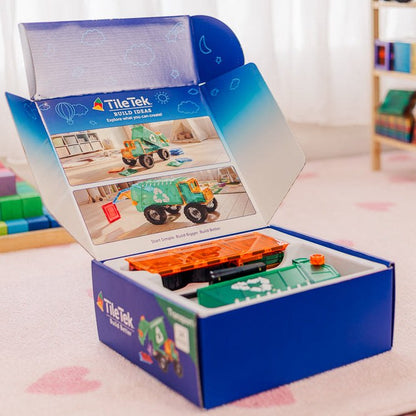TileTek magnetische tegels bouwset opengemaakt in doos met recycling truck speelgoed en onderdelen zichtbaar