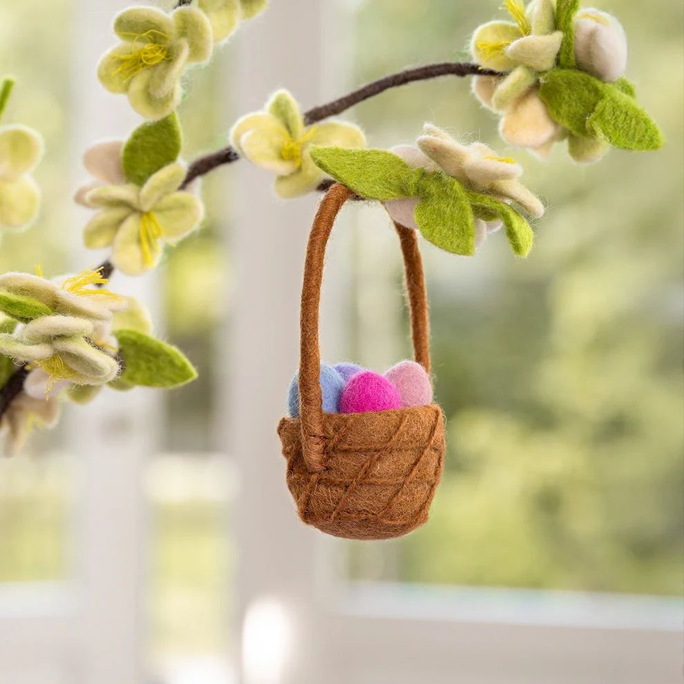 Decoratie van wolvilt - Mandje met paaseitjes