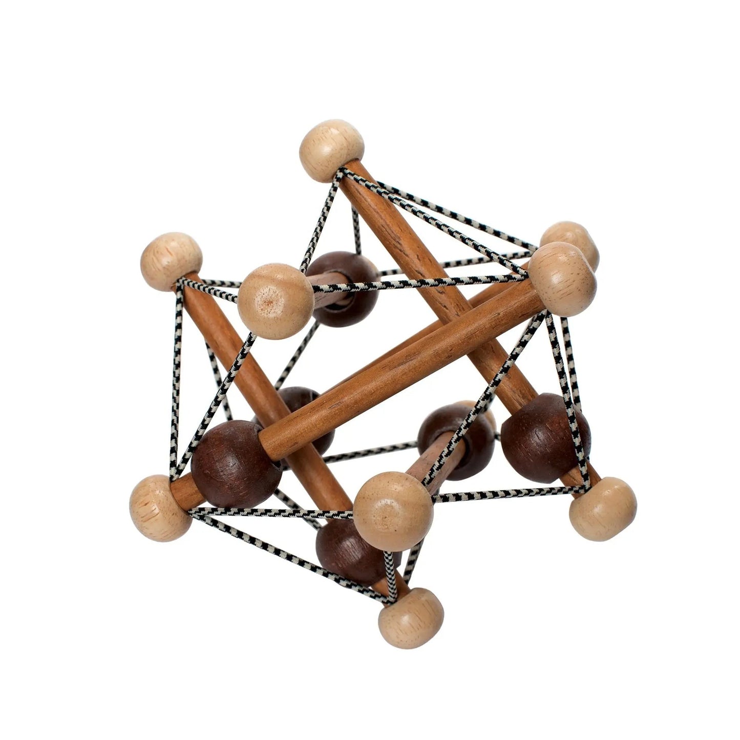 Manhattan Toy Skwish Artful rammelaar: houten kubusstructuur met elastische koorden, grijpkralen en touwdetails vanuit drie-kwart perspectief