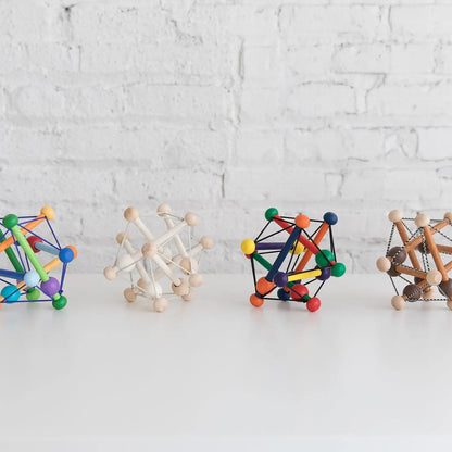 Manhattan Toy Skwish Artful rammels in vier varianten naast elkaar op witte ondergrond tegen witte bakstenen muur