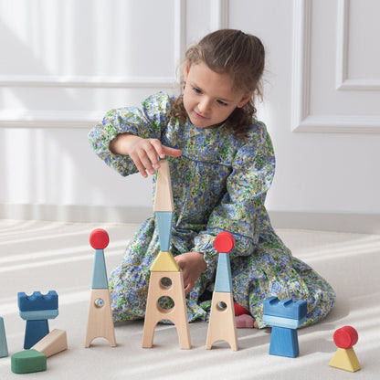 Avdar Maxi Castle houten blokken set: meisje bouwt toren met gekleurde wooden blocks