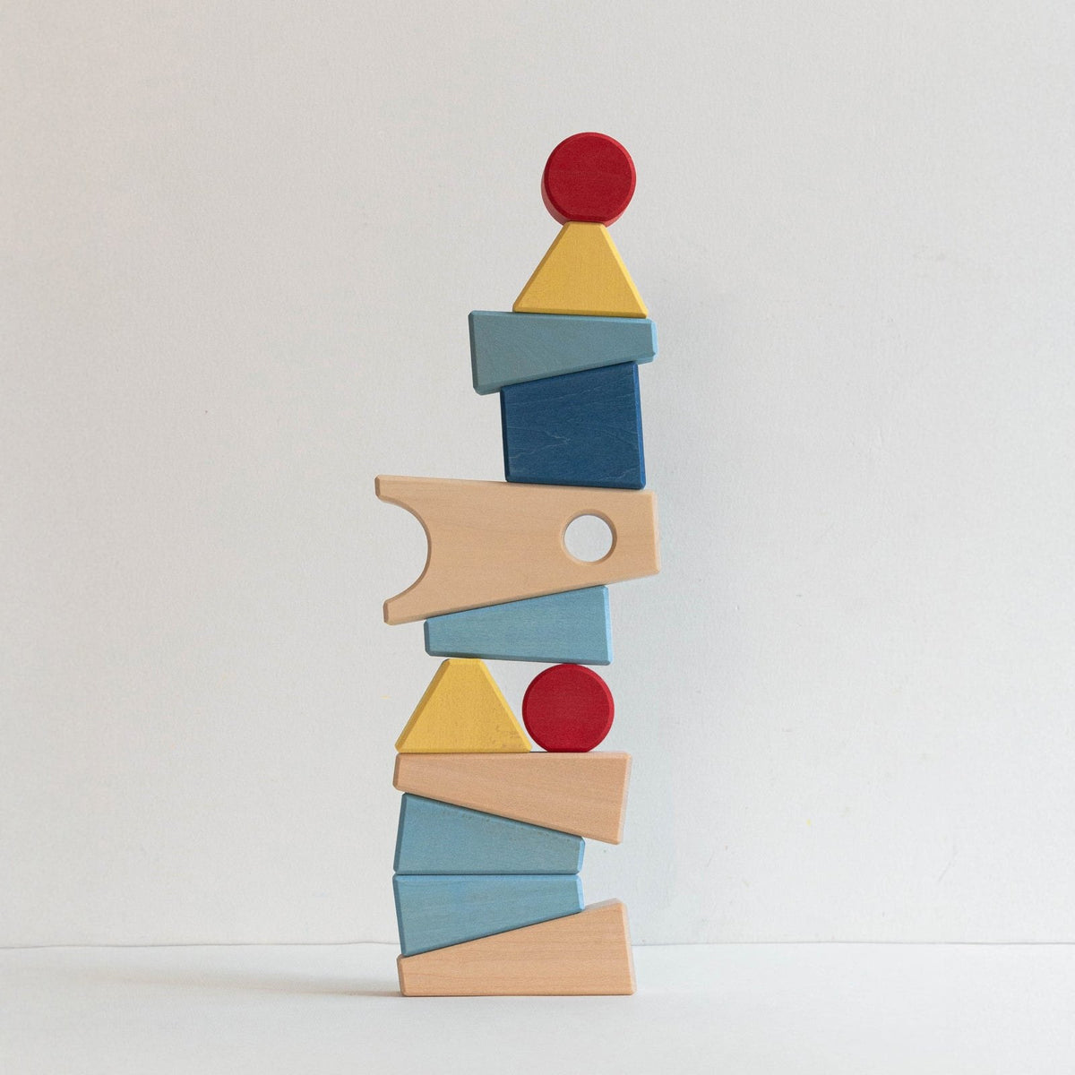 Avdar Maxi Castle houten blokken set - torenstapeling met gekleurde vormen en houten connectoren van opzij