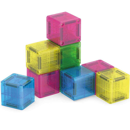 Magna-Tiles MicroMAGS magnetische kubussen in verschillende kleuren gestapeld en gerangschikt in 3D-configuratie