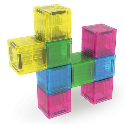 Magna-Tiles MicroMAGS magnetische kubussen in geel, groen, blauw en roze, gestapeld in 3D-constructie.