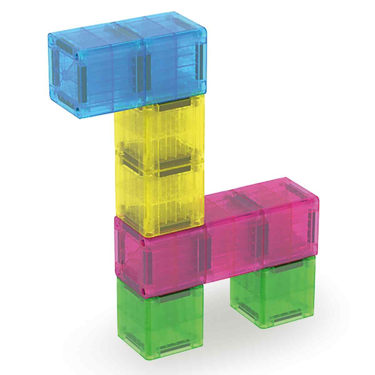 Magna-Tiles MicroMAGS magnetische kubussen in blauwe, gele, roze en groene kleur gestapeld in toren- en basisopstelling