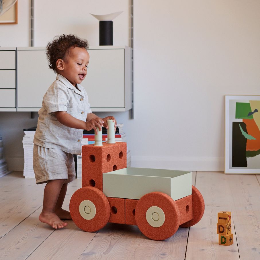 MODU 3-in-1 Baby Walker Burnt Orange – peuter loopt achter modulaire loopwagen met blokken in scandinavisch interieur