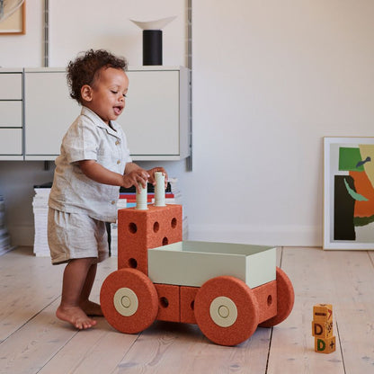 MODU 3-in-1 Baby Walker Burnt Orange – peuter loopt achter modulaire loopwagen met blokken in scandinavisch interieur
