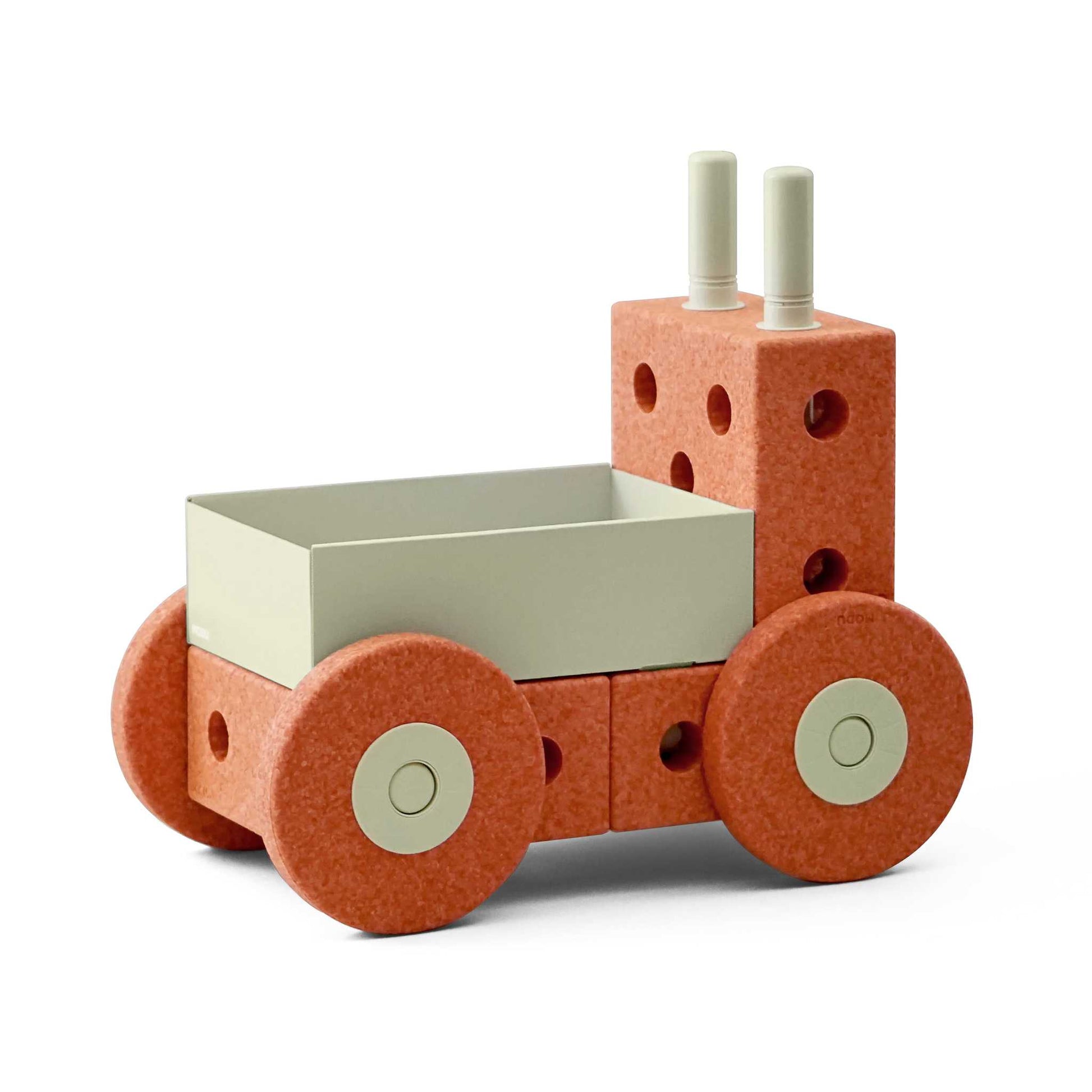 MODU 3-in-1 Baby Walker in Burnt Orange met Dusty Green bakje, volledig samengesteld met wielen en stuurstokken, vooraanzicht op witte achtergrond