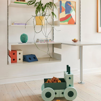 MODU 3-in-1 baby walker Ocean Mint in speelkamer met ingebouwde bloembak en houten blokken, volledig zicht op het design met wielen