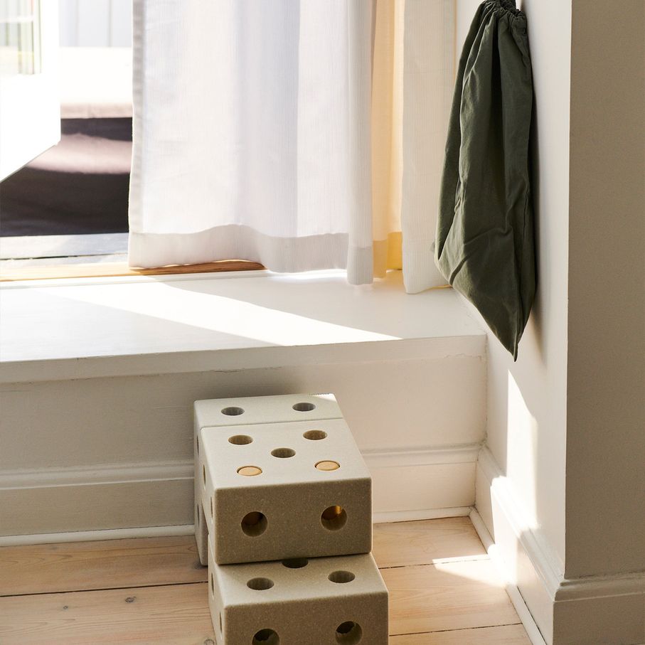 MODU 3-in-1 babywalker sand grey opstapje, modulaire blokken gestapeld op houten vloer in interieur