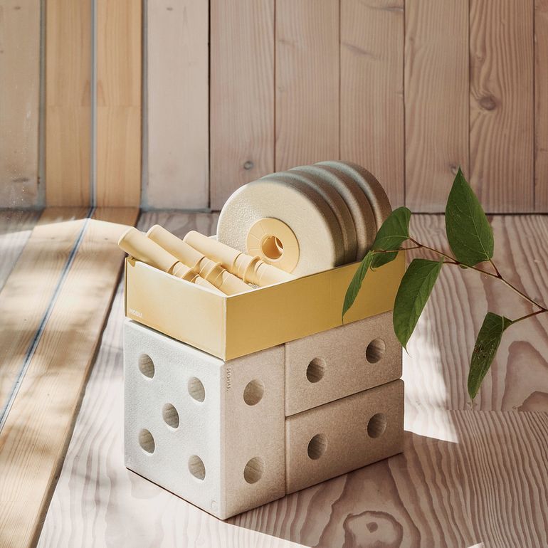 MODU 3-in-1 babywalker sand grey honey yellow in hoekperspectief op houten vloer met accessoires en plant