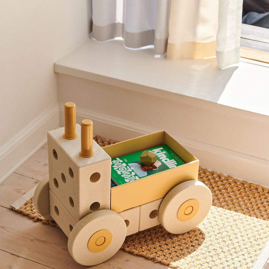 MODU 3-in-1 babywalker in sand grey en honey yellow op matjes, frontal overzicht van de speelgoedloopwagen met wielen en blokkenset