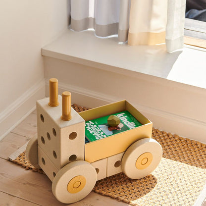 MODU 3-in-1 babywalker in sand grey en honey yellow op matjes, frontal overzicht van de speelgoedloopwagen met wielen en blokkenset