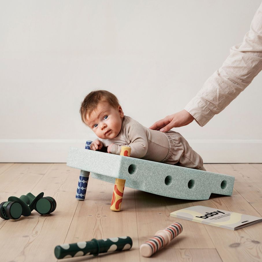 MODU Baby Activity Set Ocean Mint met baby op schuimblok, speelgoed en ouderhand zichtbaar