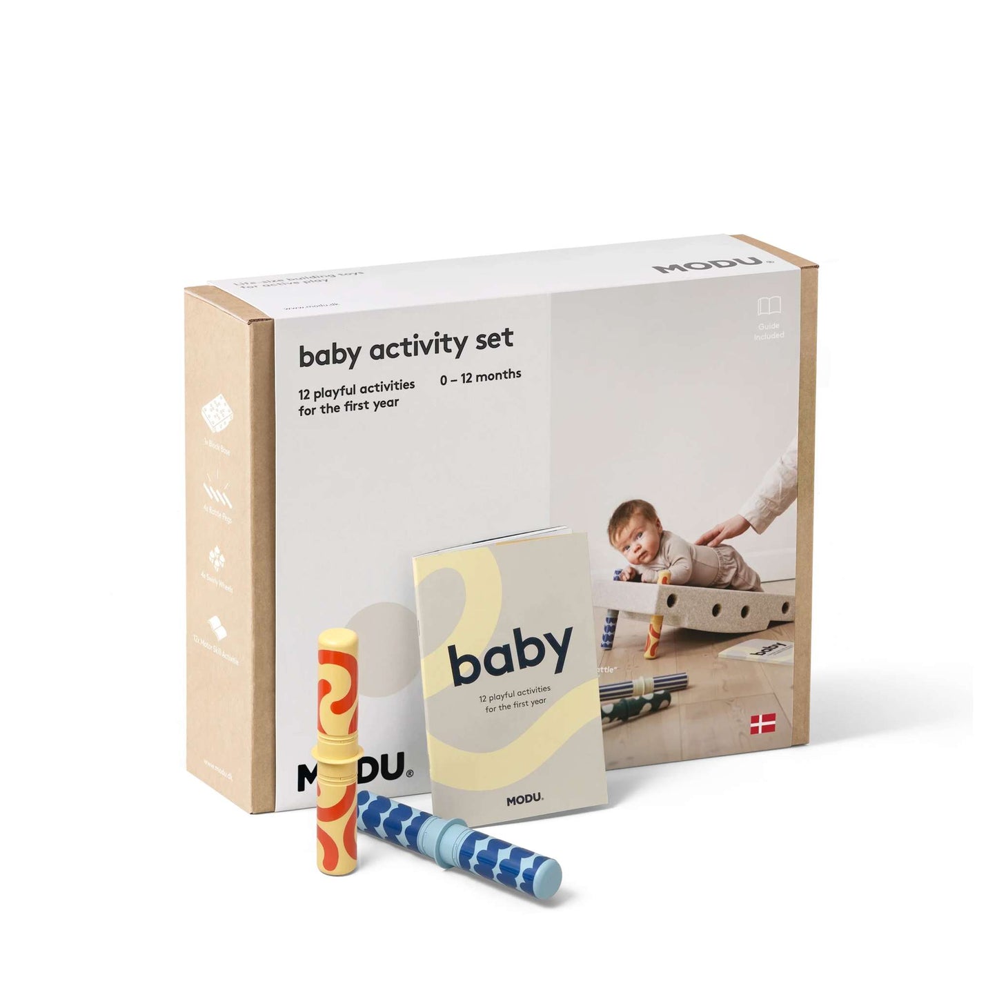 MODU Baby Activity Set verpakking met houten doos, instructiekaart en twee speelrammels ernaast op witte achtergrond