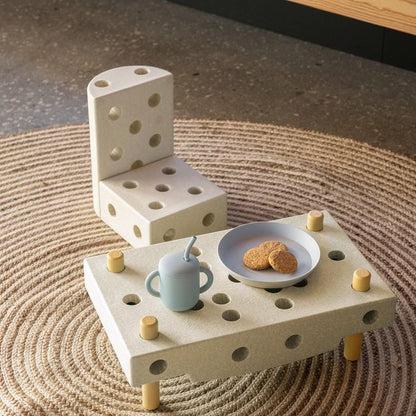 MODU Curiosity Set Sand Grey speelset met blokken-design, teepee opstelling op naturel tapijt met servies en cookies