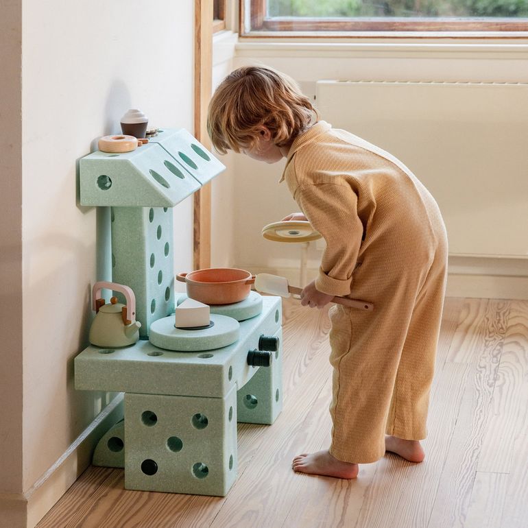 MODU Dreamer Set modulair bouwsysteem: kind speelt met groen speelkeuken gemaakt van grote schuimblokken