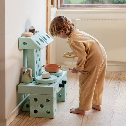 MODU Dreamer Set modulair bouwsysteem: kind speelt met groen speelkeuken gemaakt van grote schuimblokken