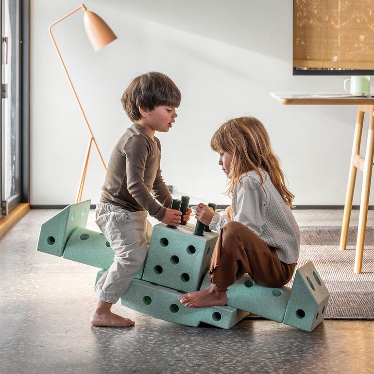 MODU Dreamer Set Ocean Mint bouwblokken: twee kinderen spelen samen met grote groene modulaire blokken in minimalistische kamer met houten inrichting