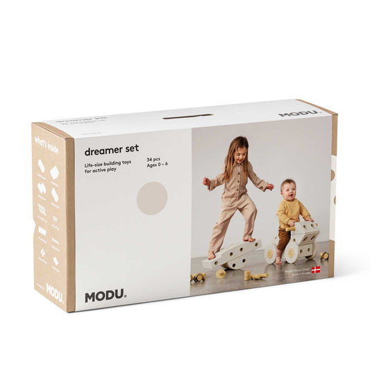 MODU Dreamer Set verpakking met twee kinderen spelend op grote bouwblokken, zandgrijs en honingkleurig schuimblokken zichtbaar.