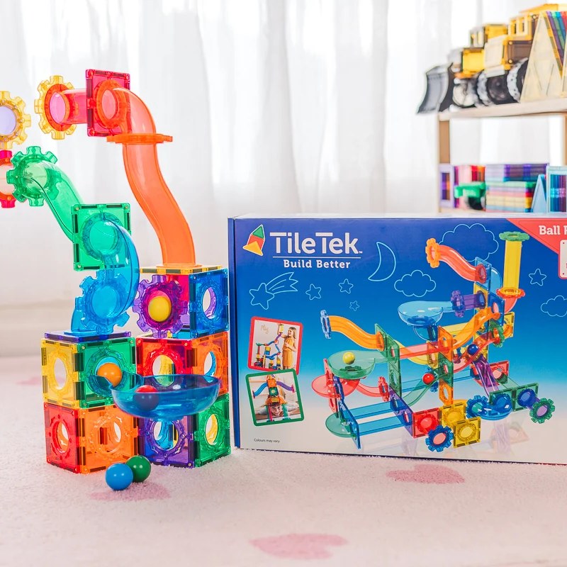 Learn and Grow Toys magnetische tegels ballrun: kleurrijke bouwset met spiraal en verpakking op roze ondergrond