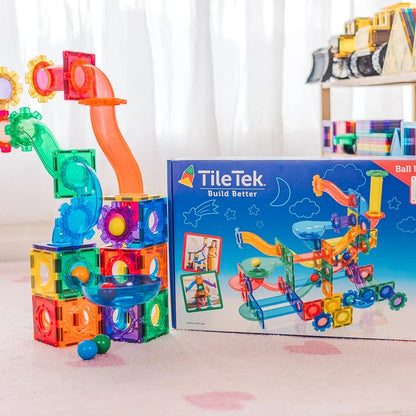 Learn and Grow Toys magnetische tegels ballrun: kleurrijke bouwset met spiraal en verpakking op roze ondergrond