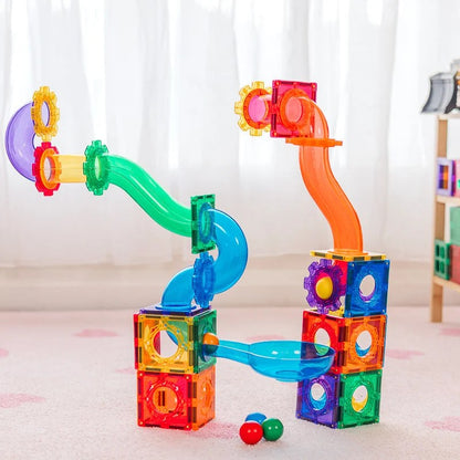 Learn and Grow Toys magnetische tegels ballrun met kleurrijke spiralen en buizen, twee rode balletjes onderaan