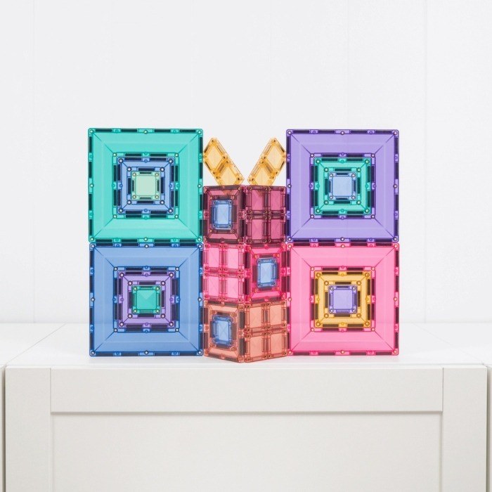 Connetix Pastel Portal Pack met 48 magnetische tegels in turquoise, blauw, paars, roze en goud, opgesteld op witte ondergrond met portaalstructuren.