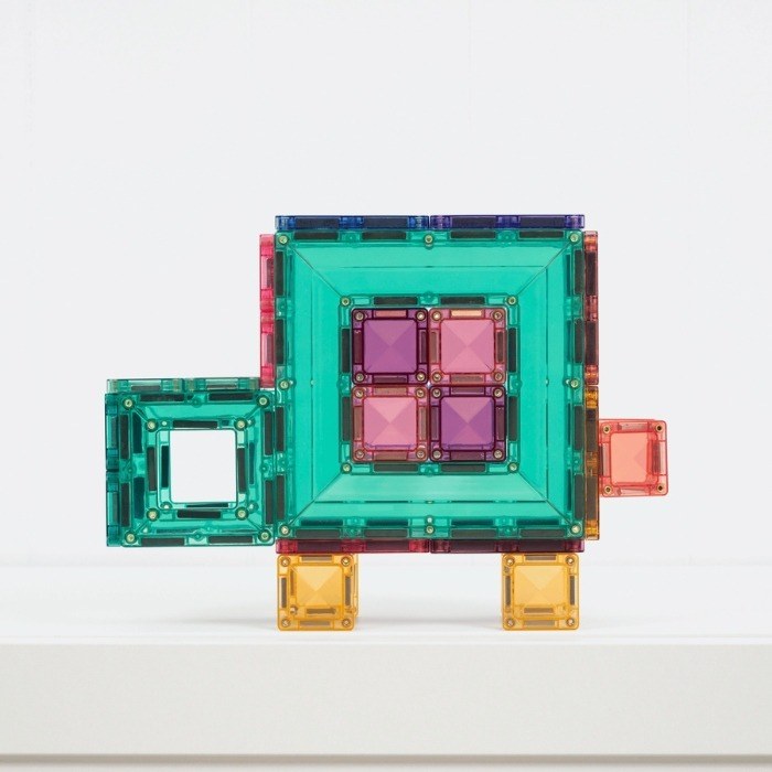 Connetix Pastel Portal Pack magnetische tegels opstelling: turquoise portalen met roze kernblokken, geel onderstel, bovenaanzicht op wit oppervlak
