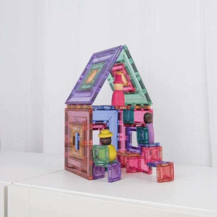 Connetix Pastel Portal Pack magnetische tegels: huisvorming met kleurrijke portaaltegels en minifiguur op witte ondergrond