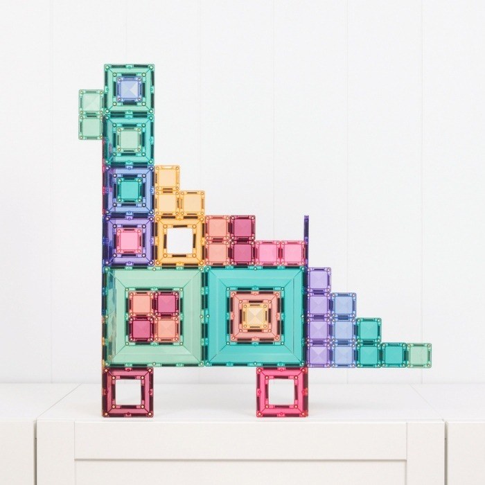 Connetix Pastel Portal Pack magnetische tegels in pastelkleuren gestapeld tot sculptuur, vooraanzicht op display