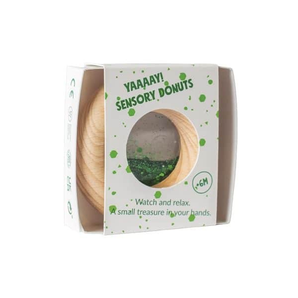 Petit Boum sensorische donut groen in verpakking, frontal zicht op doos met venster waarachter houten donut met groene glitter vulling zichtbaar