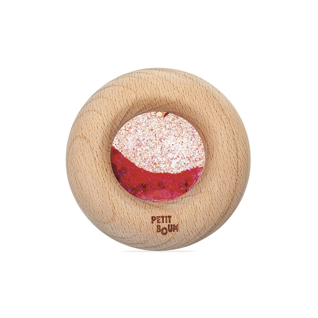 Petit Boum sensorische calm donut in rood met houten ring en glitter, bovenaanzicht op witte achtergrond