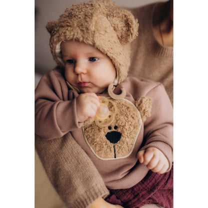 Mama Nova pluche babymutsje met teddyberen-oren, baby draagt muts met bijpassend shirtje met teddybeer print