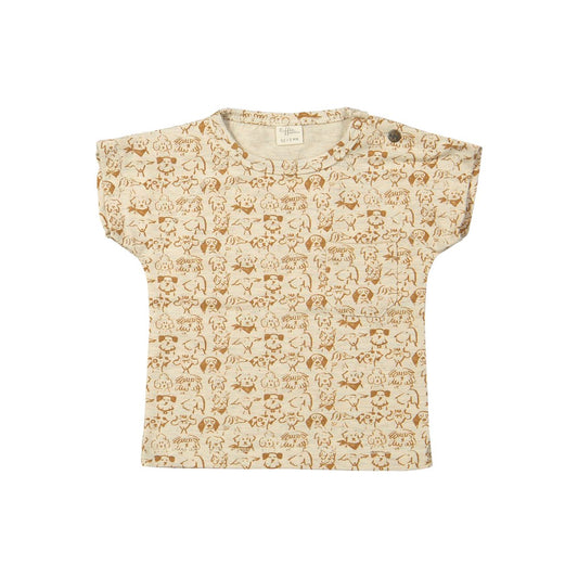 Riffle Amsterdam t-shirt met allover hondenprint in bruin op naturel, plat uitgelegd op witte achtergrond