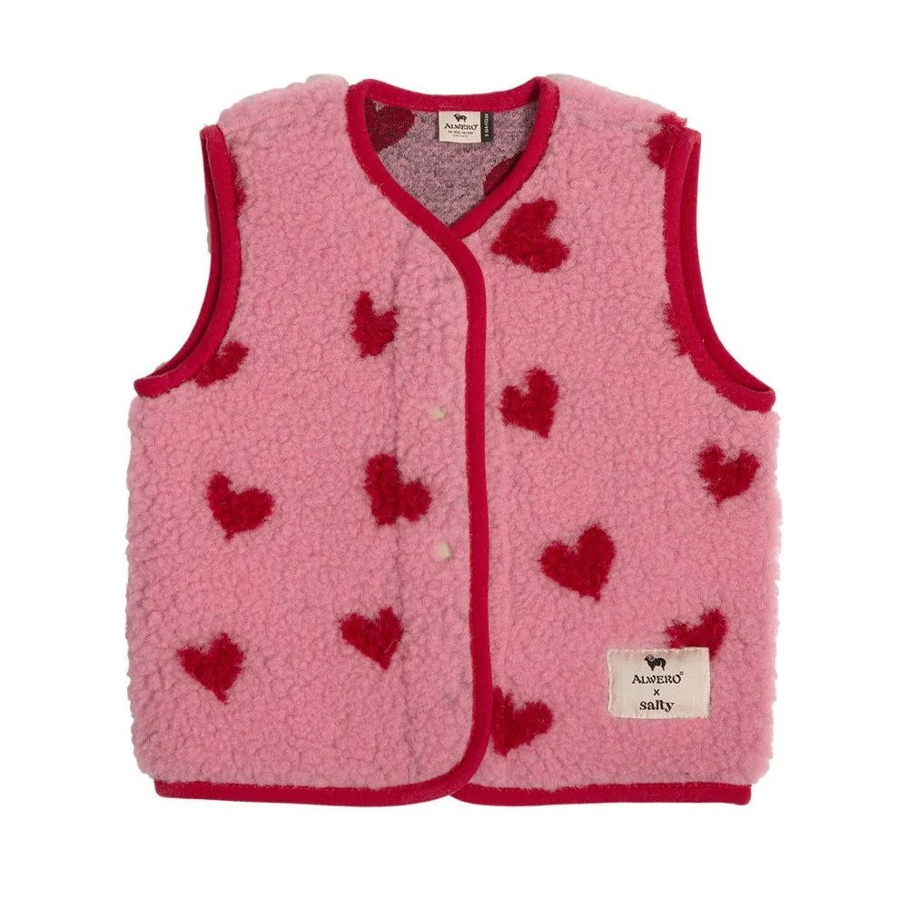 Alwero X Salty Tyb Junior Bodywarmer in roze wol met rode hartjes, vooraanzicht met knopen.