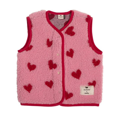 Alwero X Salty Tyb Junior Bodywarmer in roze wol met rode hartjes, vooraanzicht met knopen.