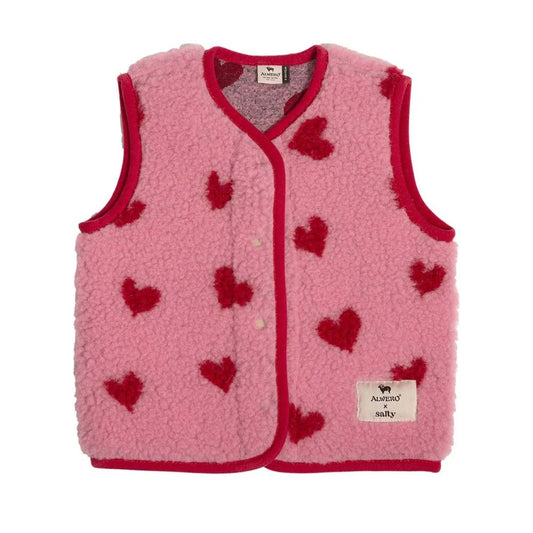 Alwero X Salty Tyb Junior Bodywarmer in roze wol met rode hartjes, vooraanzicht met knopen.