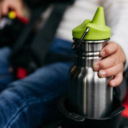 Klean Kanteen Classic Sippy Cap groen in kinderhand op RVS fles - morsvrije drinkdop