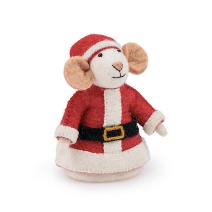 Sjaal met Verhaal kerstmuis decoratie: vilten muisje in kerstman-outfit met rode jas, muts en zwarte riem, frontaal gefotografeerd.