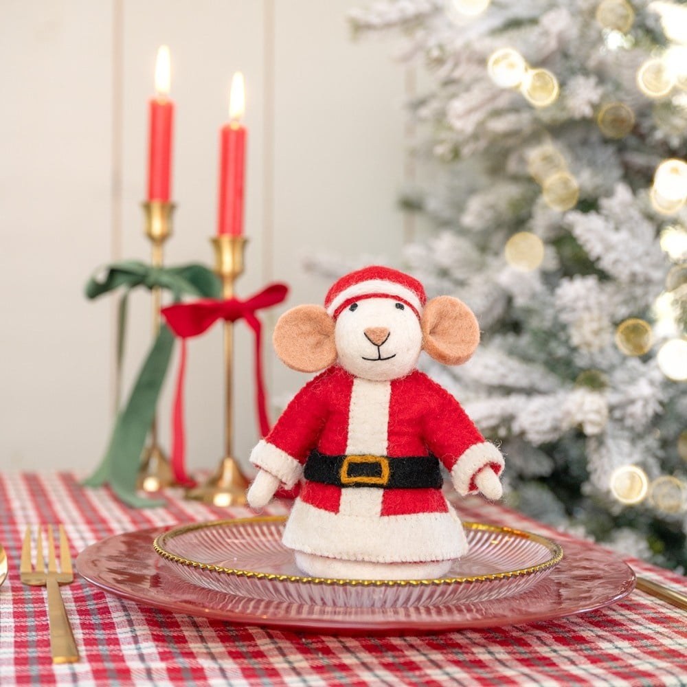 Sjaal met Verhaal vilten kerstmuis in Kerstman-outfit op rood bord bij gedekte tafel met kaarsen