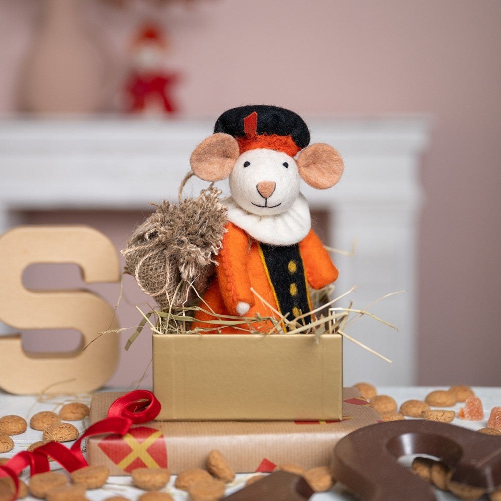 Sjaal met Verhaal Pietermuis Oranje decoratiemuis in vilt, staand in kartonnen doosje met stro en noten