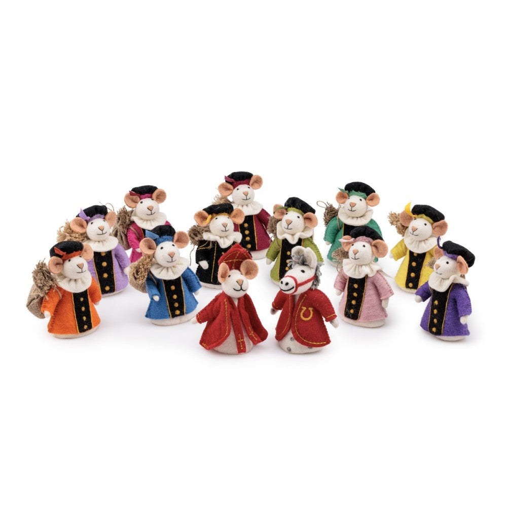 Sjaal met Verhaal Pietermuizen decoratie in kleurrijke Sinterklaasoutfits, groepsopstelling vooraanzicht