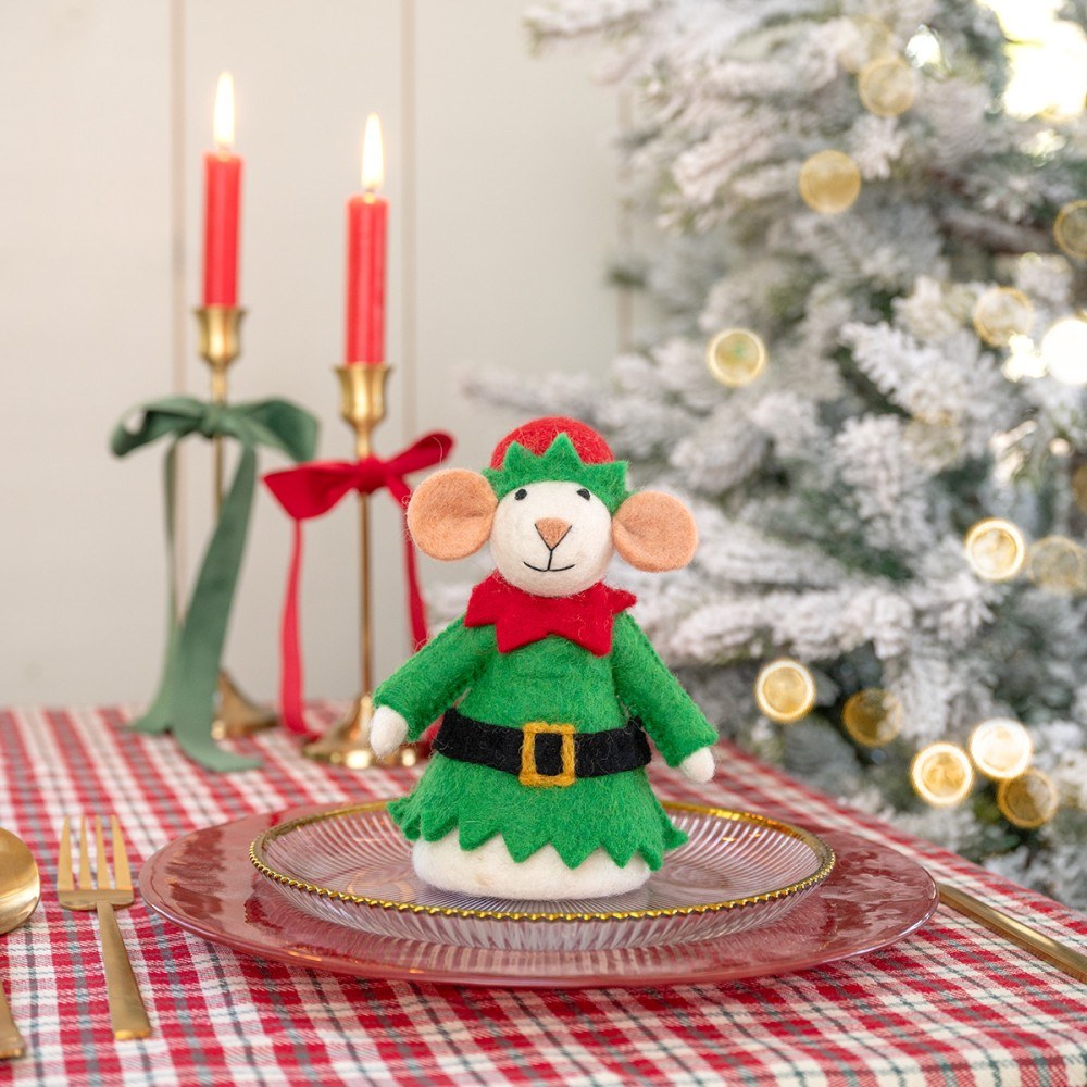 Sjaal met Verhaal vilten kerstelf muis in groen pak op gedekte tafel met kaarsen en kerstboom
