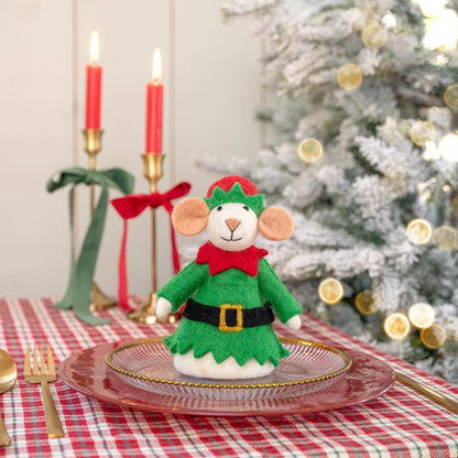 Sjaal met Verhaal vilten kerstelf muis in groen pak op gedekte tafel met kaarsen en kerstboom