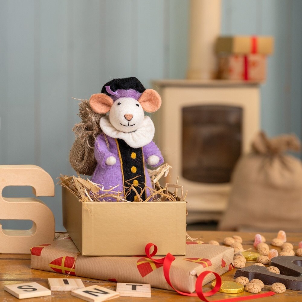Sjaal met Verhaal Pietermuis Lila in kartonnen doos tussen cadeaupapier en noten op houten tafel