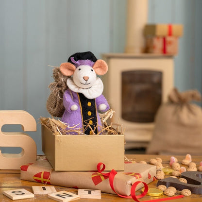 Sjaal met Verhaal Pietermuis Lila in kartonnen doos tussen cadeaupapier en noten op houten tafel