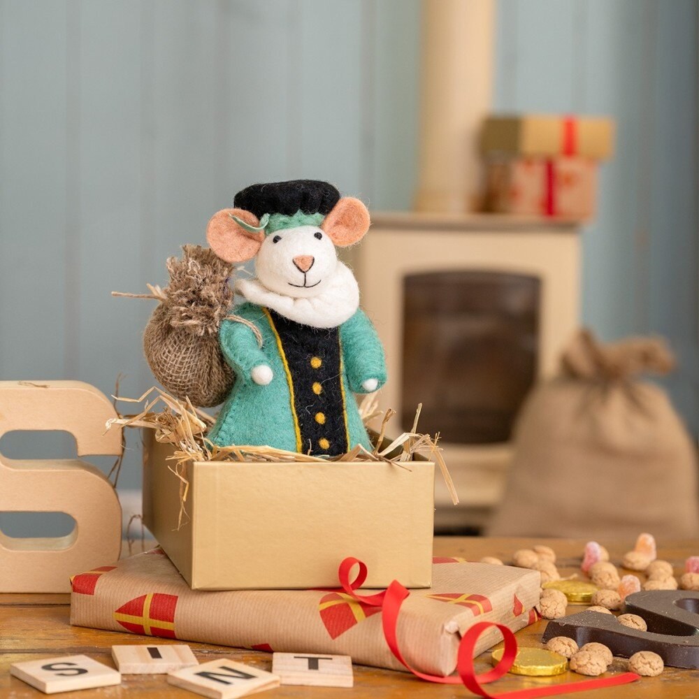 Sjaal met Verhaal Pietermuis Turquoise vilten decoratiemuis in kartonnen doos met cadeaupapier en stro, op houten tafel met huisachtergrond