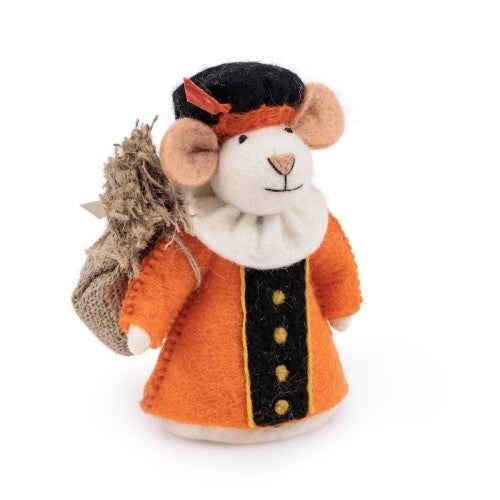 Sjaal met Verhaal Pietermuis Oranje decoratie: handgemaakte wolvilt muis in Pietenoutfit met goudknoopjes en jutekasjouwer op rug, frontaal gefotograf